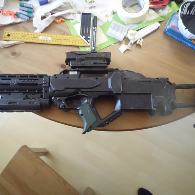 Nerf Rayven:
N&J Arms Model TAR II mit Tim Taylor Mod, verlängerter Schulterstütze und BAAC