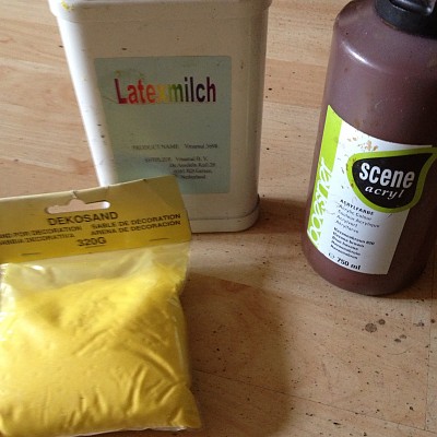 Materiale: Latexmilch (ponal/holzleim geht auch), dekosand(am besten gelb oder orange), acrylfarbe (havanna /schokobraun)