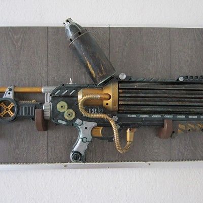 ds seperate display der powerstrike
umrahmt von alu-profil-leisten
am unteren rand sind led-leisten angebracht um die waffe von unten zu bescheinen