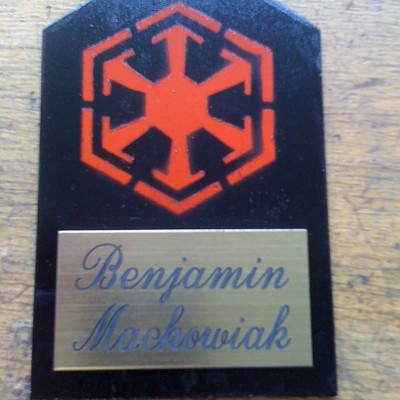 Sith Imperium Logo für nen Freund.
Schild selbst Gemacht und Graviert.