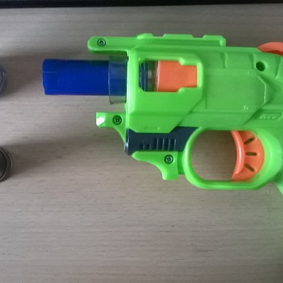 Doublestrike, mit Schraubverschluss.
Die Kal12 Schrothülsen passen sehrgut in den Flaschenhals, so das ich sie für die ersten Tests verwenden kann.