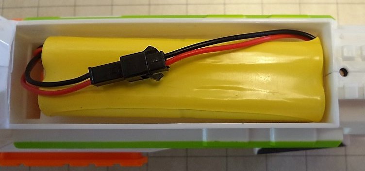 Der NiCd Akku in der Herstellerseitig vorgesehenen Aufnahme.