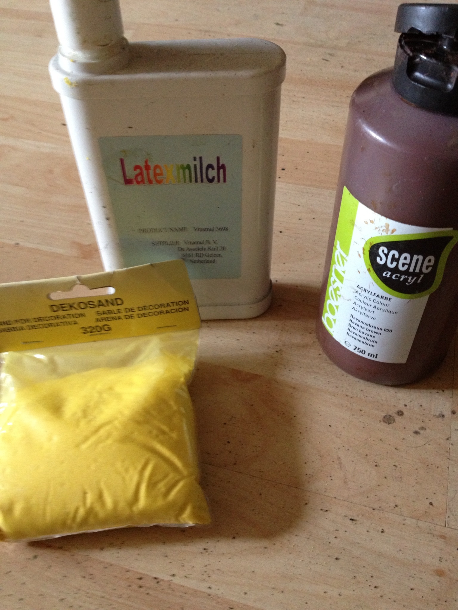 Materiale: Latexmilch (ponal/holzleim geht auch), dekosand(am besten gelb oder orange), acrylfarbe (havanna /schokobraun)