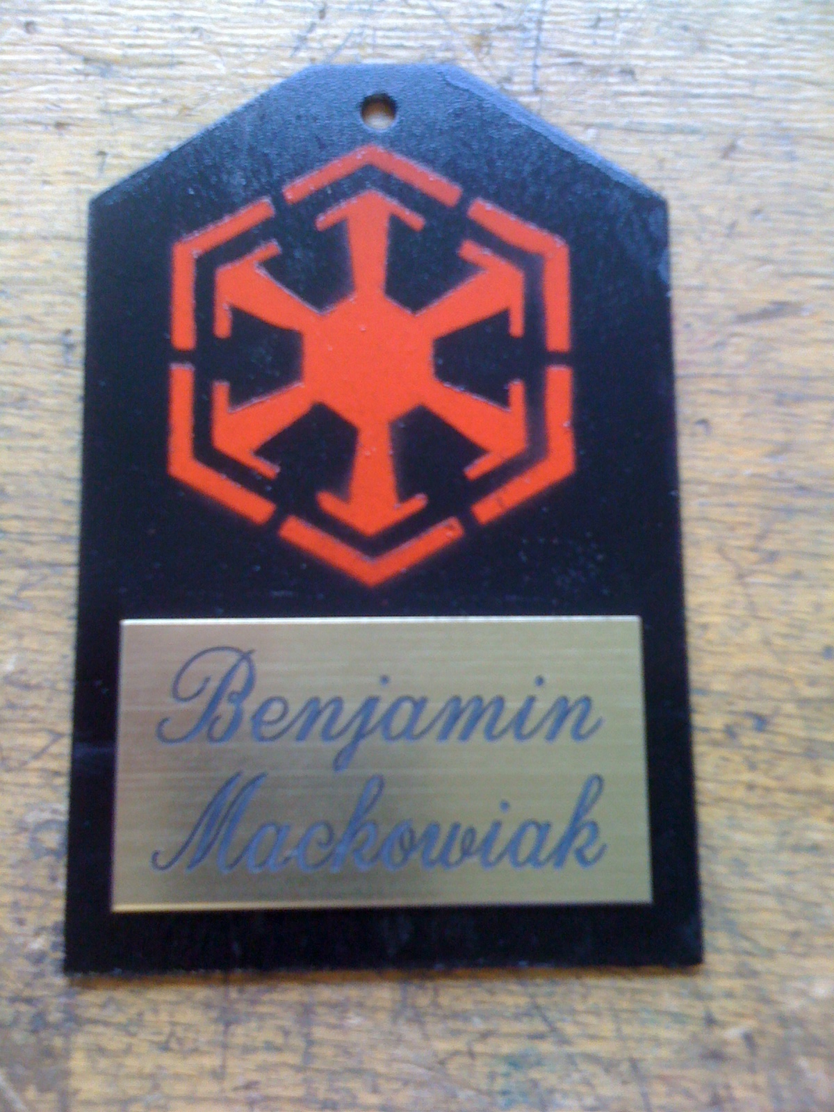Sith Imperium Logo für nen Freund.
Schild selbst Gemacht und Graviert.